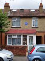 1946-1991 Singer and Songwriter Freddie Mercury lived here - 22 Gladstone Avenue, Feltham, London TW14 9LL (© Spudgun67, CC BY-SA 4.0)