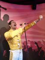 A wax sculpture of Freddie Mercury at Madame Tussauds, Amsterdam. Wearing his yellow military jacket (from his 1986 concerts) (© Busspotter, CC BY-SA 4.0)