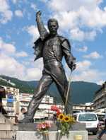 Statue of Freddie Mercury overlooking Lake Geneva in Montreux, Switzerland (© Bernd Brägelmann, CC BY-SA 3.0)