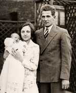 Larwood with his wife Lois and baby daughter June in the grounds of his home in East Kirkby, circa 1928.