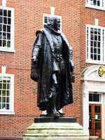 Bacon's statue at Gray's Inn in South Square, London (© Mike Quinn, CC BY-SA 2.0)