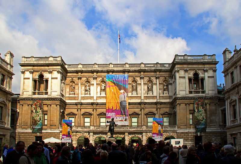 People waiting for the Hockney exhibition at the Royal Academy in London (© Tony Hisgett, CC BY 2.0)