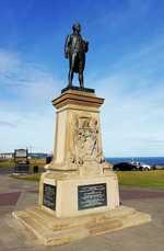A photo of the Captain Cook Statue in Whitby (© Benjamin Shaw, CC BY-SA 3.0)