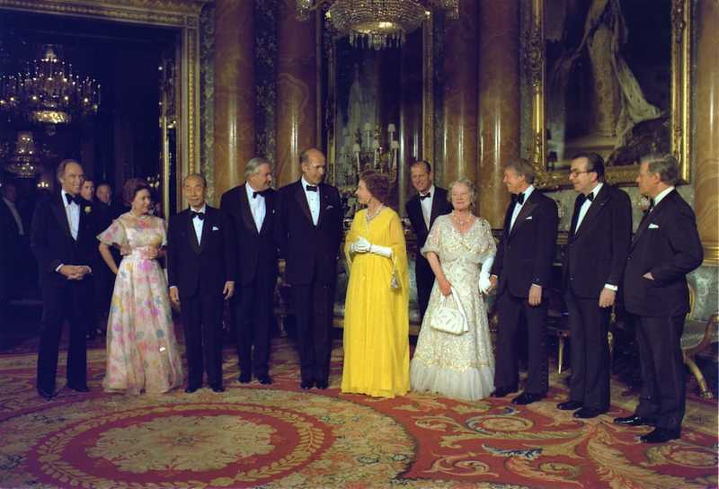National leaders and royalty in London, 1977. Left to right: Pierre Trudeau, (Prince Charles far background), Princess Margaret, Takeo Fukuda, James Callaghan, Valéry Giscard d'Estaing, Queen Elizabeth II, Prince Philip, Queen Elizabeth The Queen Mother, Jimmy Carter, Giulio Andreotti, Helmut Schmidt