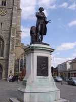 A photograph of the statue of Thomas Gainsborough in the town centre of Sudbury, Suffolk. (© Tr00st, CC BY-SA 3.0)