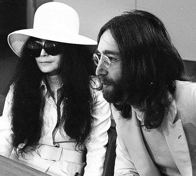 A photo of Yoko Ono and John Lennon in March 1969 (© Joost Evers / Anefo, CC0)