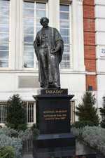Michael Faraday statue in Savoy Place, London. Sculptor John Henry Foley RA. (© Adambro, CC BY 3.0)
