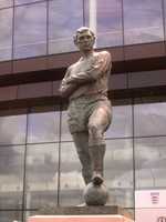 Bobby Moore statue, near to Wembley, Brent, Great Britain. One of English football's greatest ever players/heroes. (© Peter Bonnett, CC BY-SA 2.0)
