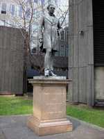 Robert Stephenson statue outside Euston station (© Oxyman, CC BY 2.5)