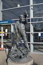 George Stephenson's statue in Chesterfield in March 2011 (© Ashley Dace, CC BY-SA 2.0)