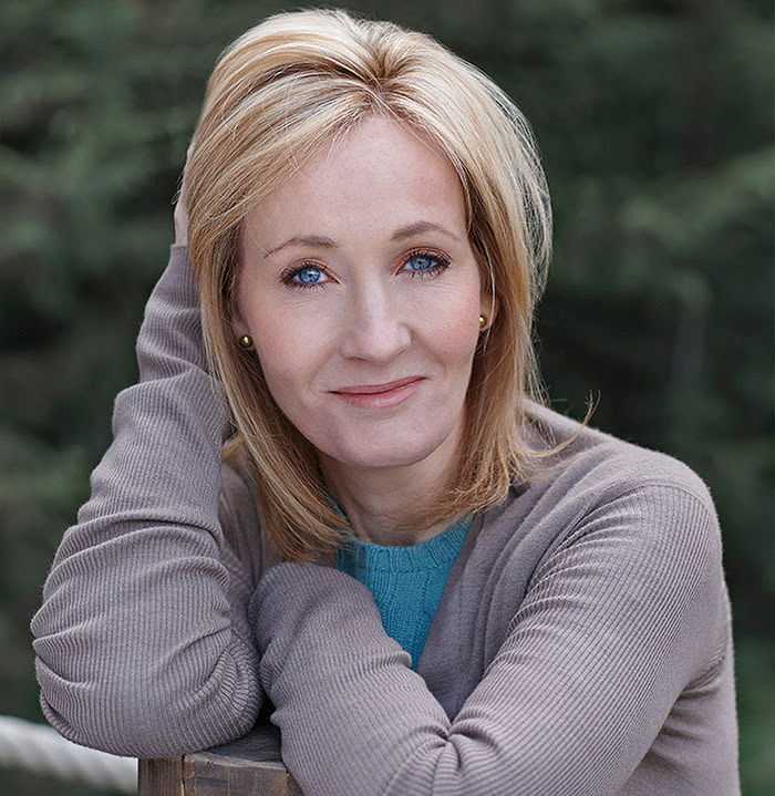 A photo of J.K. Rowling who is best known for writing the Harry Potter fantasy series, which has won multiple awards and sold more than 500 million copies (© S.macken6, CC BY-SA 4.0)