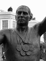 Close up of statue to Sir Steve Redgrave overlooking the Thames at Marlow. (© Steve F, CC BY-SA 2.0)