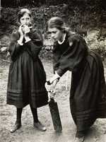 Virginia Woolf and Vanessa Bell playing cricket at Talland House in 1894