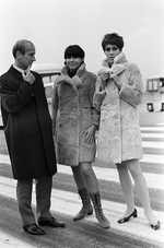 Bobby Charlton with 2 British models at Schiphol Airport in 1966 (© Ron Kroon, CC0)