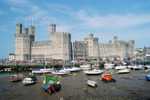 Caernarfon Castle, western view at low tide. An example of Edward's building programme.  (© Herbert Ortner, CC BY 3.0)
