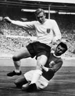 Bobby Moore vs Josef Masopust, 1963 England v Rest of the World football match (© Joop van Bilsen, CC BY-SA 3.0 nl)